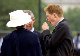 Harry herceg kötelességeit teszi valószínűleg egy átmulatott éjszaka után