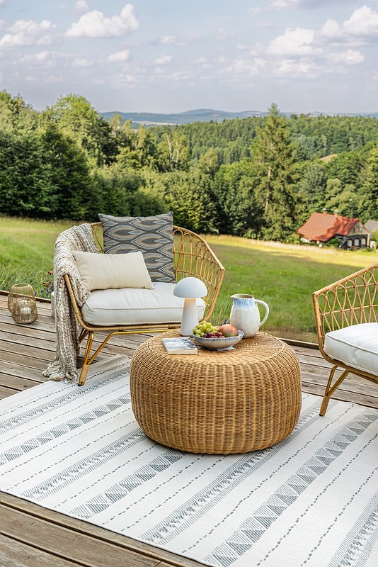 Glamping sátor a Bonami bútoraival, tárgyaival berendezve