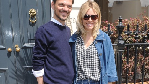 Örök klasszikus! Sienna Miller megmutatja, hogy viseld a farmert idén tavasszal