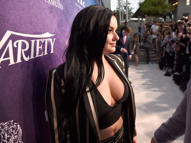 ariel winter, modern család, vörös szőnyeg, dekoltázs, testalkat, melle, fiatal hollywood