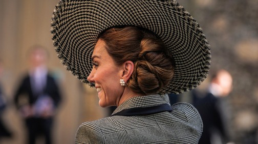 Videón, amint Katalin hercegné végtelenül kellemetlen helyzetbe kerül a kalapja miatt