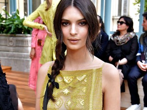 Emily Ratajkowski megőrült! Mi ez a hajszín?