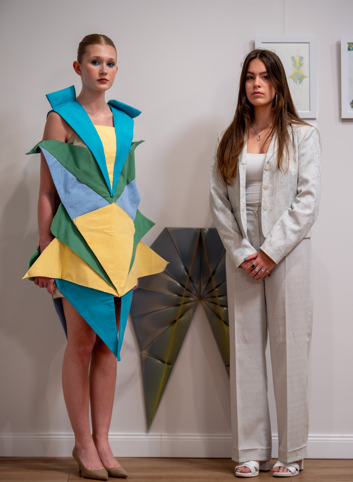 Slezák Fruzsina kreációja Forgó Árpád alkotása előtt