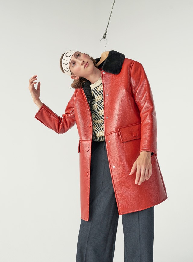 Fénylő lakk - Kell hozzá egy kis kurázsi. Azonban aki bevállalja, garantáltan nem merül feledésbe.Kabát STAND STUDIO – Spark le Monde 99 990 Ft Pulóver és fejpánt GUCCI – Luxury Cartel 289 900 Ft, 39 900 Ft Nadrág COS 31 000 Ft