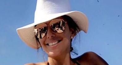 Itt az évvége: Eva Longoria megint bikinis fotókkal kerget mindenkit az őrületbe