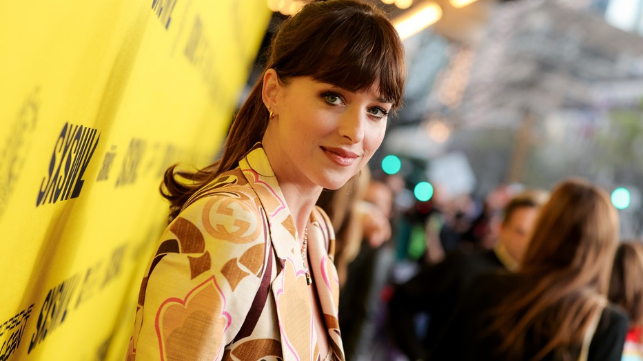 Ki gondolta volna, hogy pont a 70-es évek stílusa áll majd olyan jól Dakota Johnsonnak?