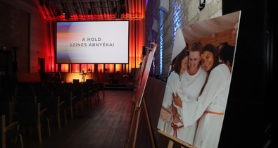 A különbözőségeink ellenére is egyformák vagyunk - megnéztük a A Hold színes árnyékai című pop-up kiállítást