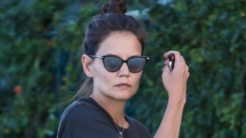Katie Holmes is metálos pólóban