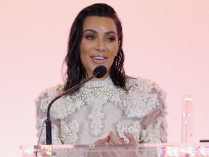 Most TÉNYLEG kipakolta a melleit Kim Kardashian