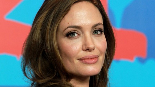 Fúj!! Angelina Jolie és gyermekei skorpiókat, tücsköket és tarantulákat falatoznak!