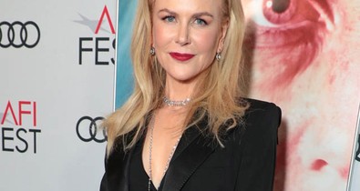 20 évet letagadhatna: Nicole Kidman tüsi hajjal, melltartó nélkül pózol