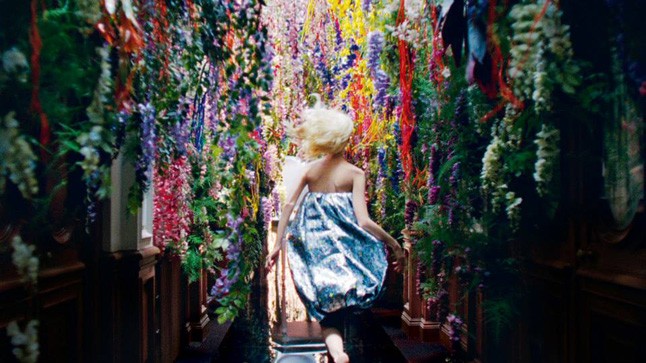 Neonfények, lüktető zene, álomszerű helyszínek - ilyen a Dior és a Dior Addict kampányfilmje