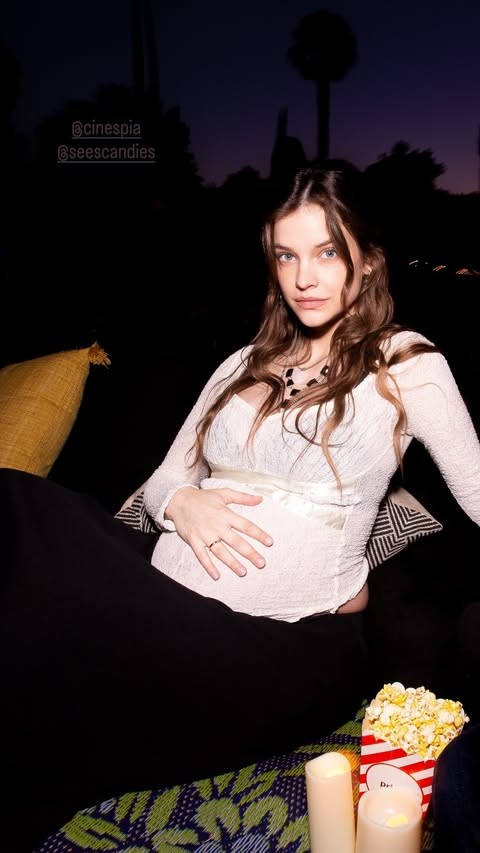 Palvin Barbara ezúttal egy nyáresti filmvetítésen vett részt