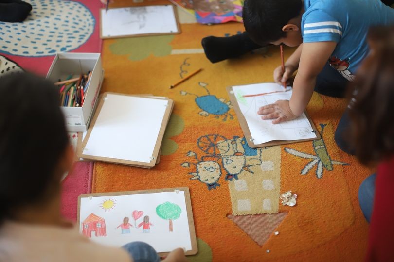 A nőkkel gyakran a gyerekeik is az utcára kerülnek