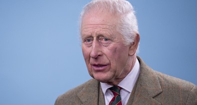 Szigorú szabályt szegett meg Károly király: fotók is készültek a váratlan jelenetről