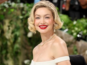 Gigi Hadid bugyi nélkül pózol a legújabb kampányfotóin, alig takarja valami a modell testét
