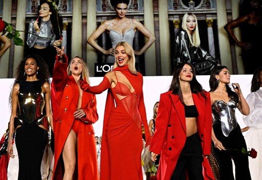 Kendall Jenner istennőként ragyogott, Jane Fonda 86 évesen sétált végig a kifutón a párizsi divathéten