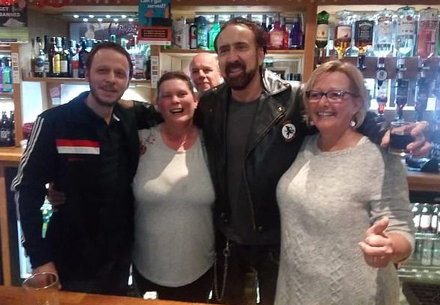 A leglazább: Nicolas Cage egy vidéki angol kis kocsmába ugrott be szilveszterezni