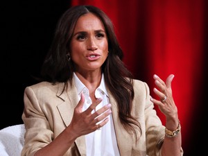 Ismét a vörös szőnyegen tündökölt Meghan Markle, ezúttal azonban nem férje, Harry herceg kísérte el