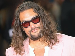 Jason Momoa és szerelme le sem tudták venni a kezüket egymásról, a vörös szőnyegen turbékolt a pár