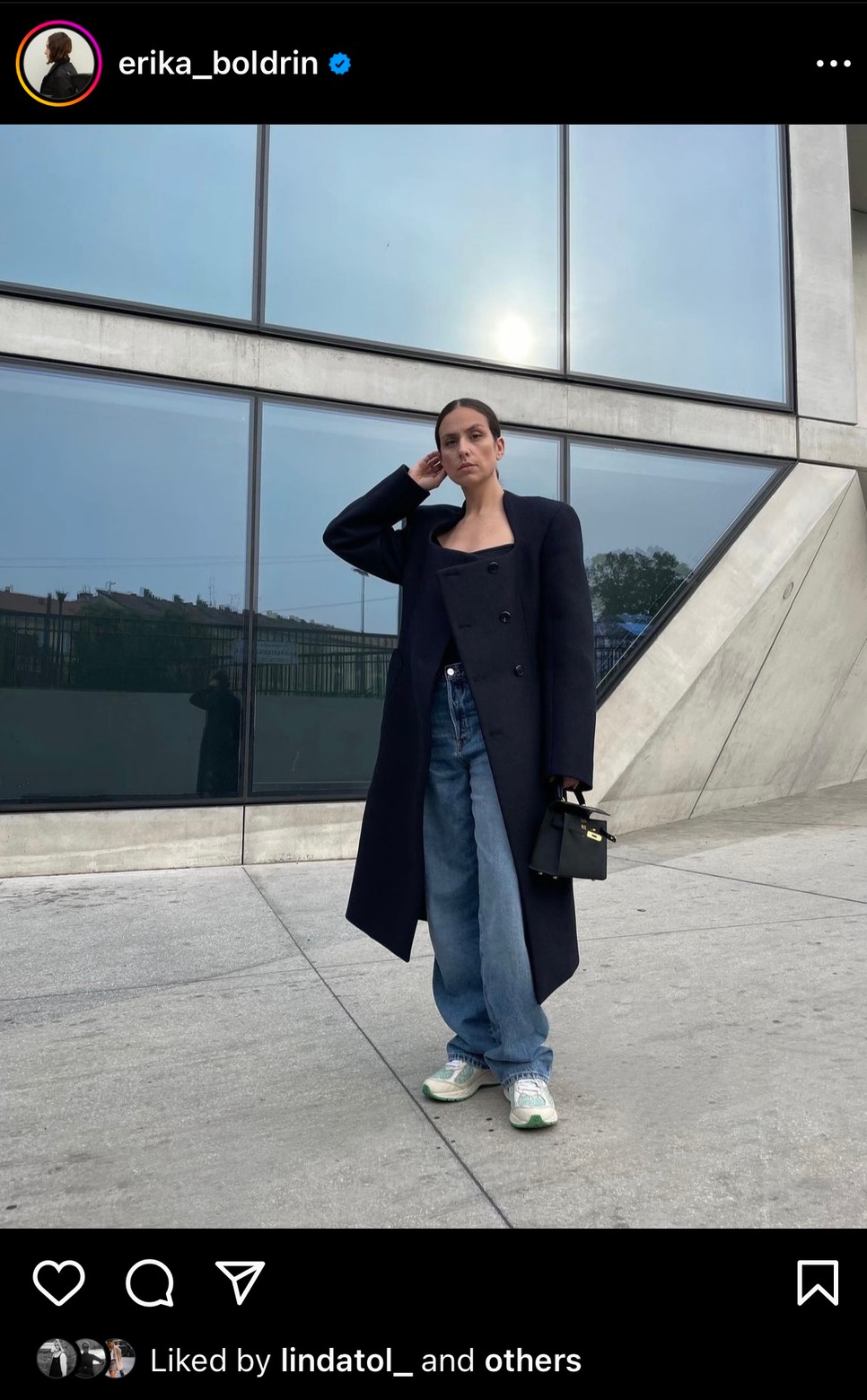 Még a leglazább farmer fazon is emelkedettebbé válik hosszú kabát társaságában.