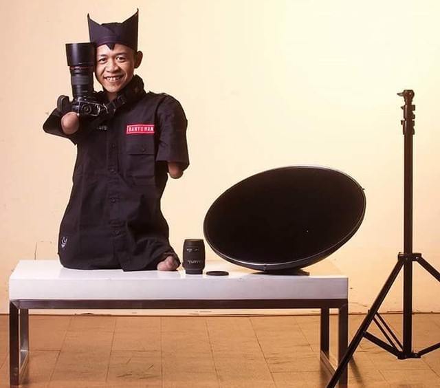 Ez a fotós végtagok nélkül született, mégis lenyűgöző képeket készít!