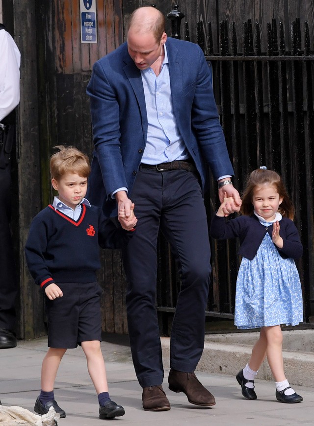 Vilmos herceg, György és Sarolta újszülött látogatóban