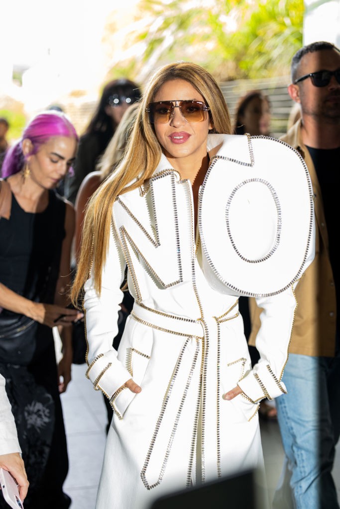 Shakira és a NO feliratú kabát története