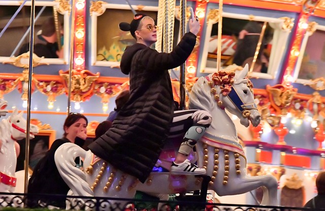 Katy Perry a körhintán