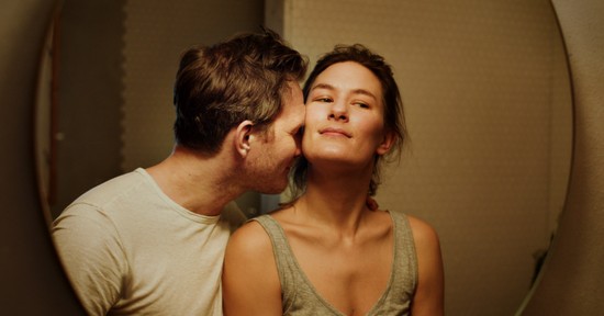 A tudat alatt követett mintákról és önszeretetről szóló norvég dráma, amelynél aktuálisabbat aligha látsz: pszichológust kérdeztünk a Szerethetőről