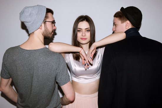 „Két emberbe vagyok szerelmes egyszerre, és ezt előttük sem titkolom"