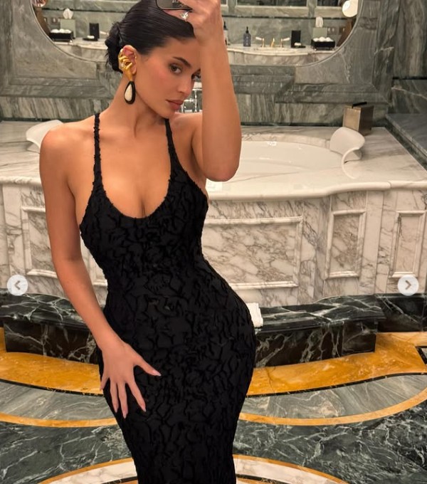 Az ott egy eljegyzési gyűrű lenne a kisujján?