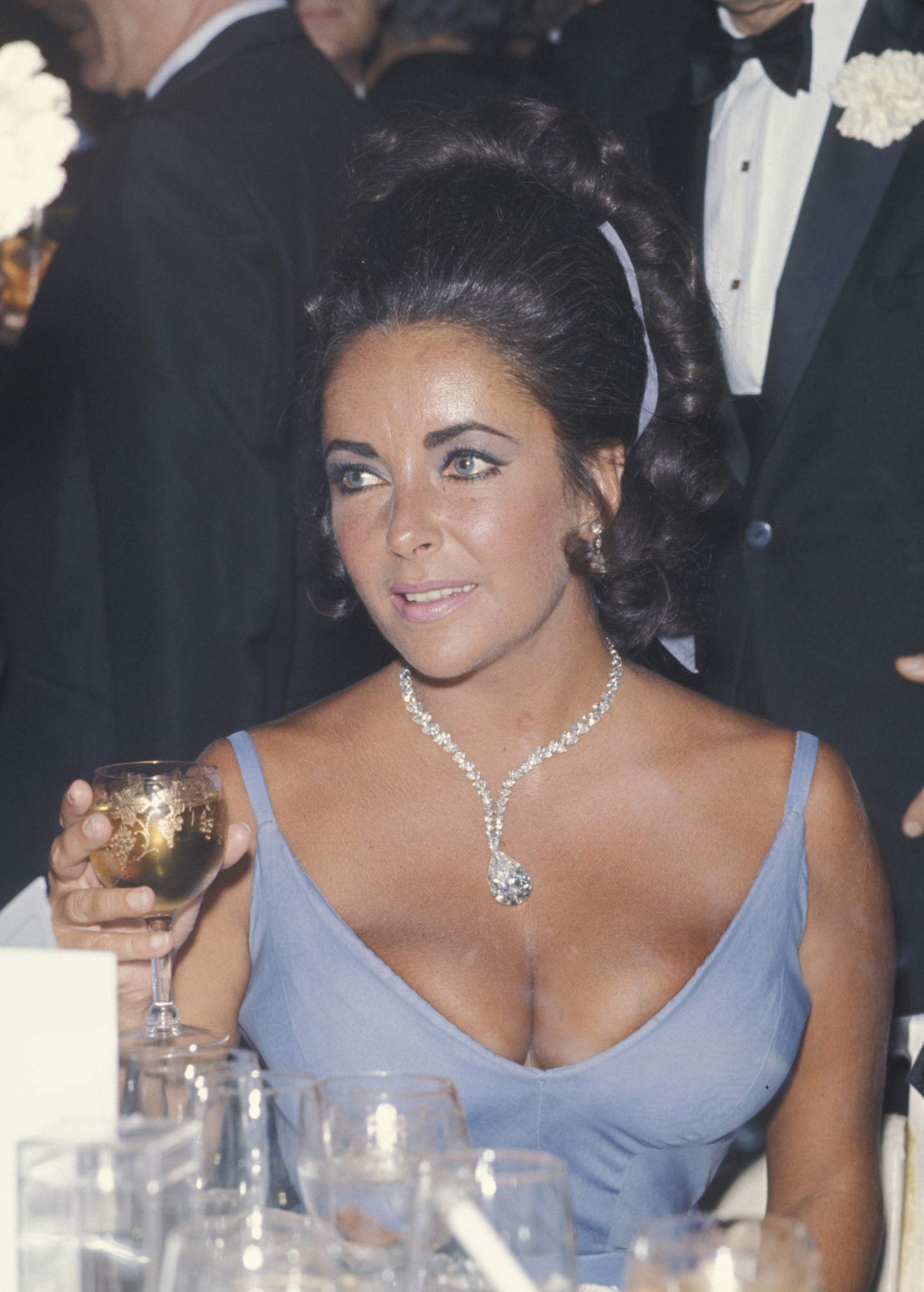 1970 - Elizabeth Taylor minden idők egyik leglenyűgözőbb Oscar-ékszer pillanatával ajándékozta meg a rajongókat, amikor az Oscar-bálon egy 69,42 karátos, körte alakú nyakláncot viselt, amely Taylor-Burton gyémántként vált híressé. Mindezt Edith Head csodás szabású ruhájával egészítette ki. A gyémántot 1969-ben Taylor akkori férje, Richard Burton vásárolta meg a Cartier-től 1,1 millió dollárért, és ezt a lenyűgöző nyakláncot készíttette. Ez a kivételes kő Hollywood egyik legnagyobb szerelmi kapcsolatának szimbólumává vált.