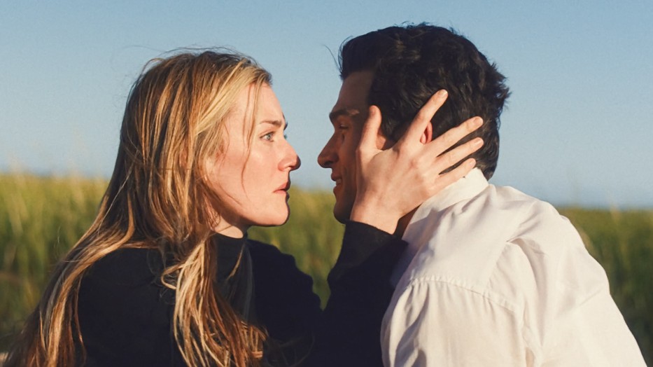 Ezekkel a sorozatokkal nem lőhetsz mellé a tavaszi szünetben! (Fotó: Love Story: John F. Kennedy Jr. & Carolyn Bessette című sorozat)