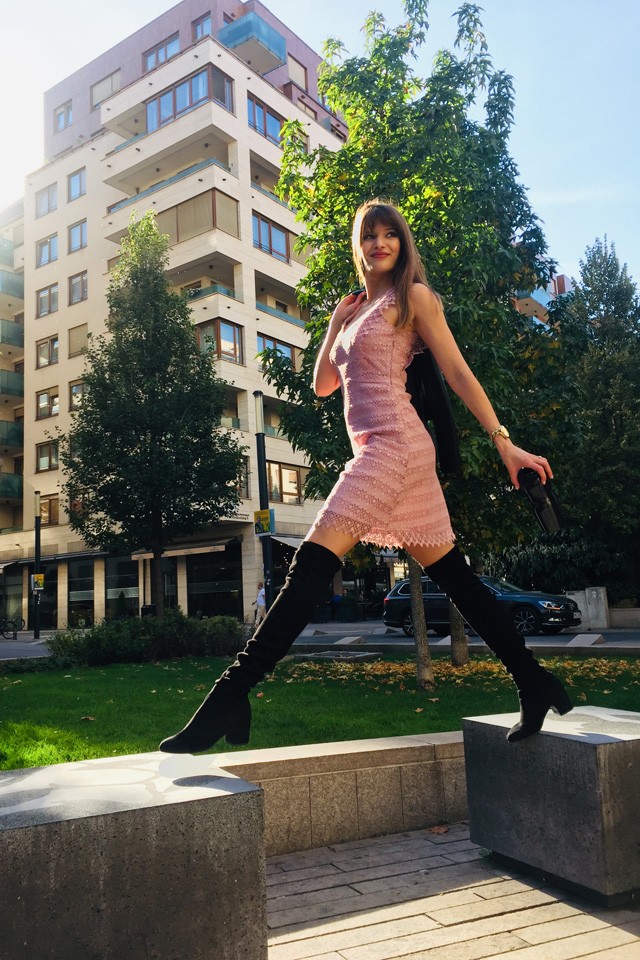 Egy ilyen meleg naphoz is megtalálta Bertók Fruzsi a tökéletes szettet