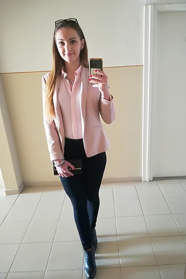 Daniella elegáns szettet választott az egyetemre