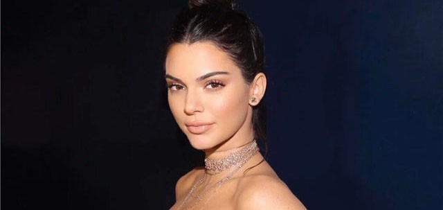 Kendall Jenner és Rihanna is bebizonyította a tetőtől talpig farmer az új trend!