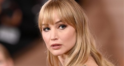 Jennifer Lawrence pucérfelsőben lépett ki az utcára, óriási feltűnést keltett