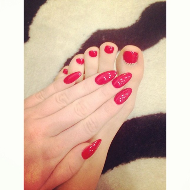 Tolvai Reni mandula körmei