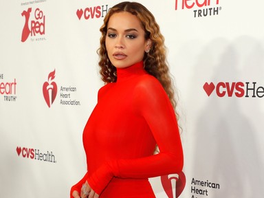 Rita Ora mellbimbói elszabadultak Ibizán élete leglazább ruhájában, és imádjuk érte