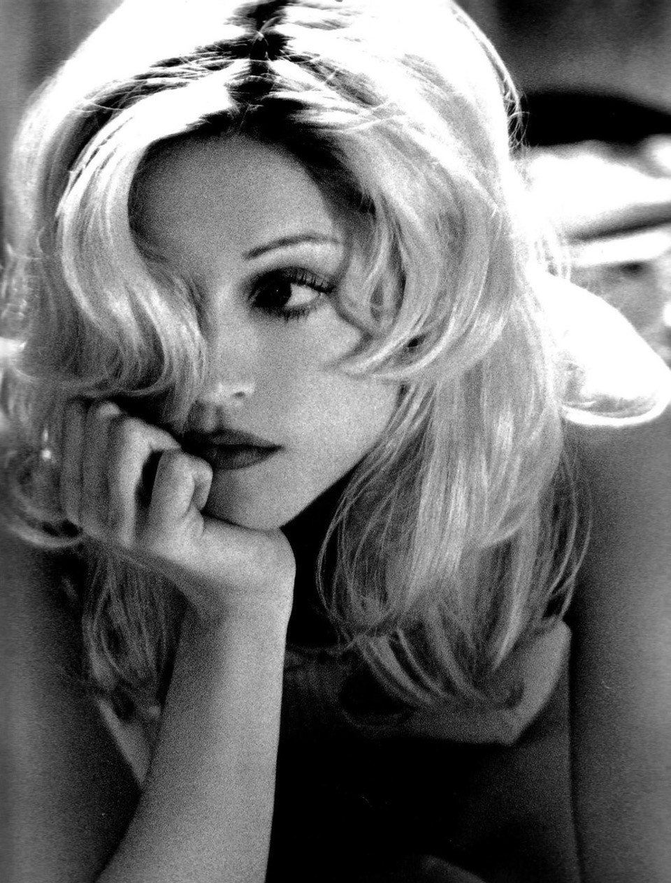 Kockázatos játék (1993) - Talán az egyik legalulértékeltebb filmje ez Madonnának. A Harvey Keitel főszereplésével készült dráma egy filmrendezőről szól, aki egy fiatal pár történetét rendezi meg. A színészeivel gyakran erőszakosan bánó rendező kapcsolata ellentmondásos a vele dolgozó művészekkel, és egy idő után a valóság és film összekeveredik. Madonna bebizonyítja, hogy nem csak őrült vígjátékokban képes lényegében önmagát eljátszani. A Kockázatos játékban remek társak mellett ő is remekel, érdemes megnézni!