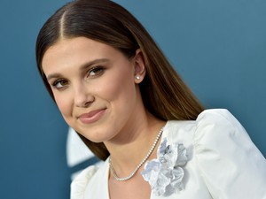Millie Bobby Brown gyulladt pattanásokkal is vállalja az arcát, és minket is erre bátorít