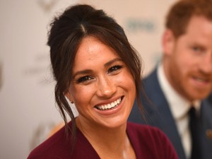 Csodálatos: Meghan Markle beugrott egy hatalmas tortát sütni egy cukrászdába