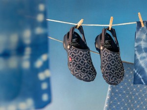 A Levi's és a Crocs kollaborációja annyira menő lett, hogy azonnal akarsz belőle legalább egyet