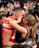 Taylor Swift és Travis Kelce csókja a Super Bowl legstílusosabb pillanata!