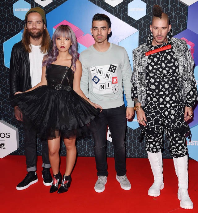 mtv europe, díjátadó, gála, charli xcx, vörös szőnyeg, kings of leon, dnca, joe jonas