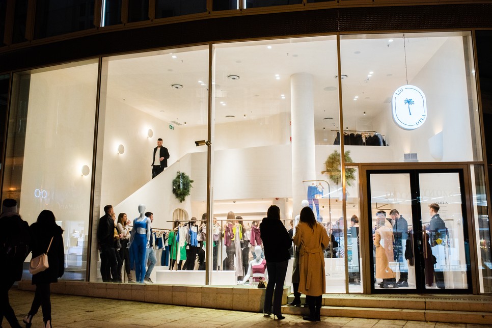 A 320DTLA üzlet december 2-án nyitotta meg kapuit Budapesten a Szervita tér 2. szám alatt