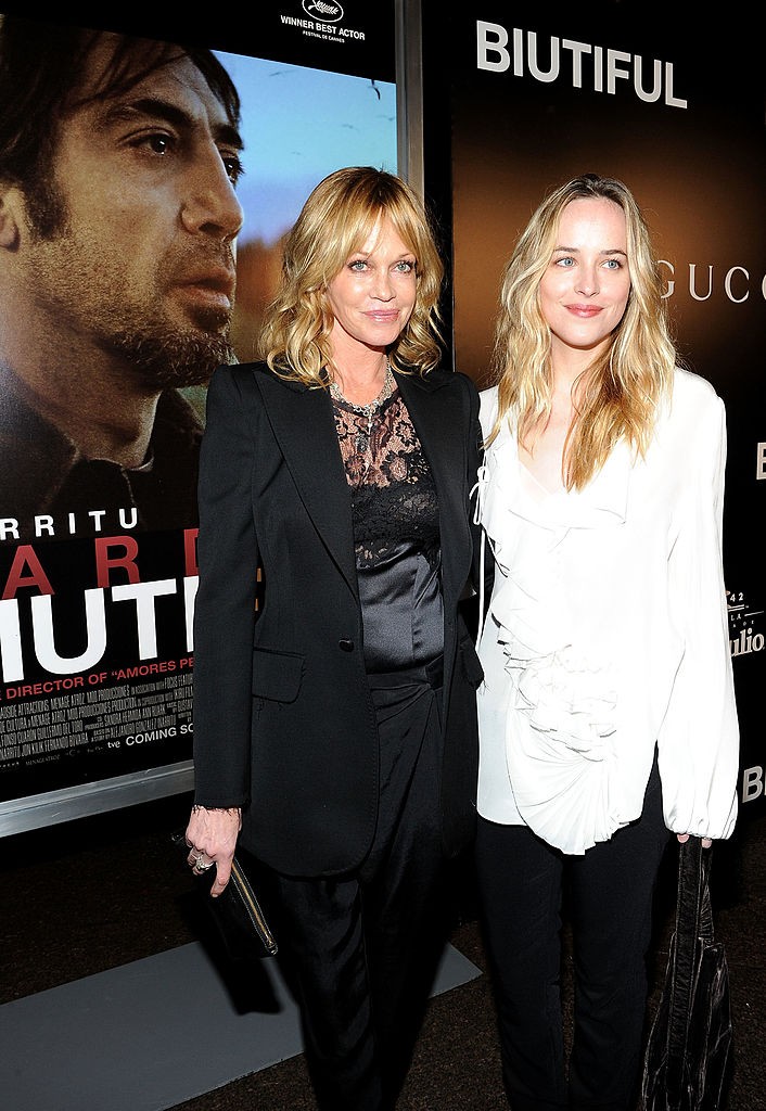 Melanie Griffith és lánya, Dakota Johnson ragyogó párost alkottak a Biutiful Los Angeles-i premierjén 2010 decemberében, ahol együtt léptek a vörös szőnyegre. Hát nem olyanok, mint két tojás?