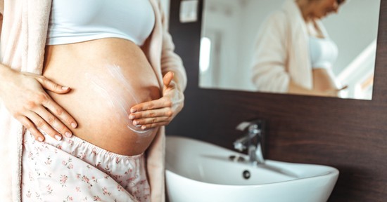 Striák nyomában: így ápold a hasbőrt a szakértő szerint terhesség és szoptatás alatt