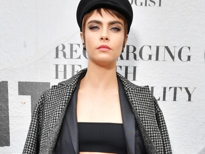 Cara Delevingne eszméletlen hasizmot mutatott a Dior bemutatóján!